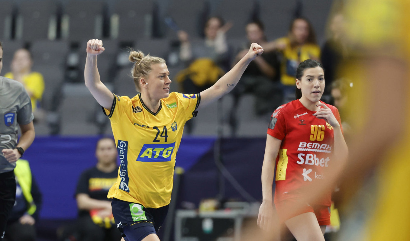 Nathalie Hagman jublar efter ett av sina mål mot Montenegro. Nu väntar Tyskland i kvartsfinalen. Foto: Adam Ihse/TT