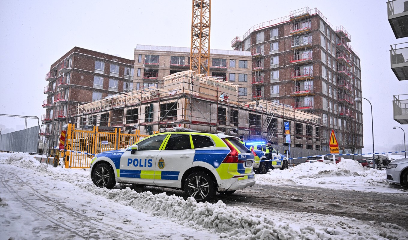 En bygghiss har rasat 20 meter i Sundbyberg. Flera personer är allvarligt skadade. Foto: Claudio Bresciani /TT
