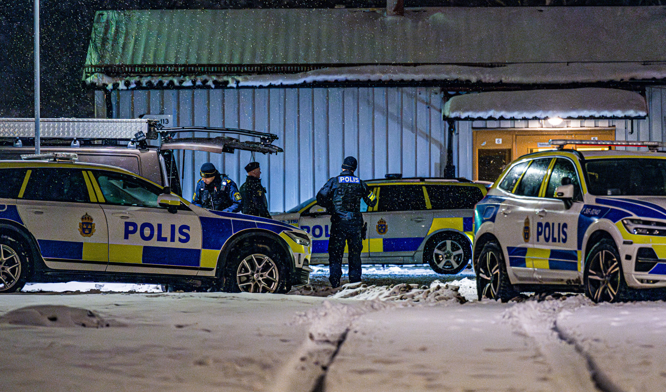 Tre personer skadades i lördags kväll vid en skjutning i ett bostadsområde i Hovsjö i Södertälje. Foto: Magnus Lejhall/TT