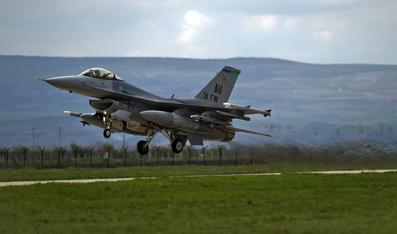 Ett amerikanskt stridsflyg av modellen F-16. Arkivbild. Foto: Vadim Ghirda/AP/TT