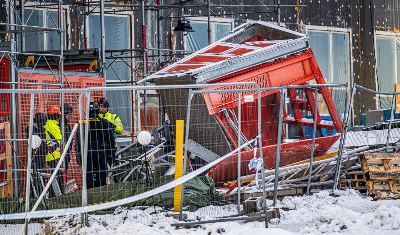 Polisens kriminaltekniker under tisdagen vid olycksplatsen i Ursvik i Sundbyberg där fem män omkom i en hissolycka i måndags. Foto: Magnus Lejhall/TT