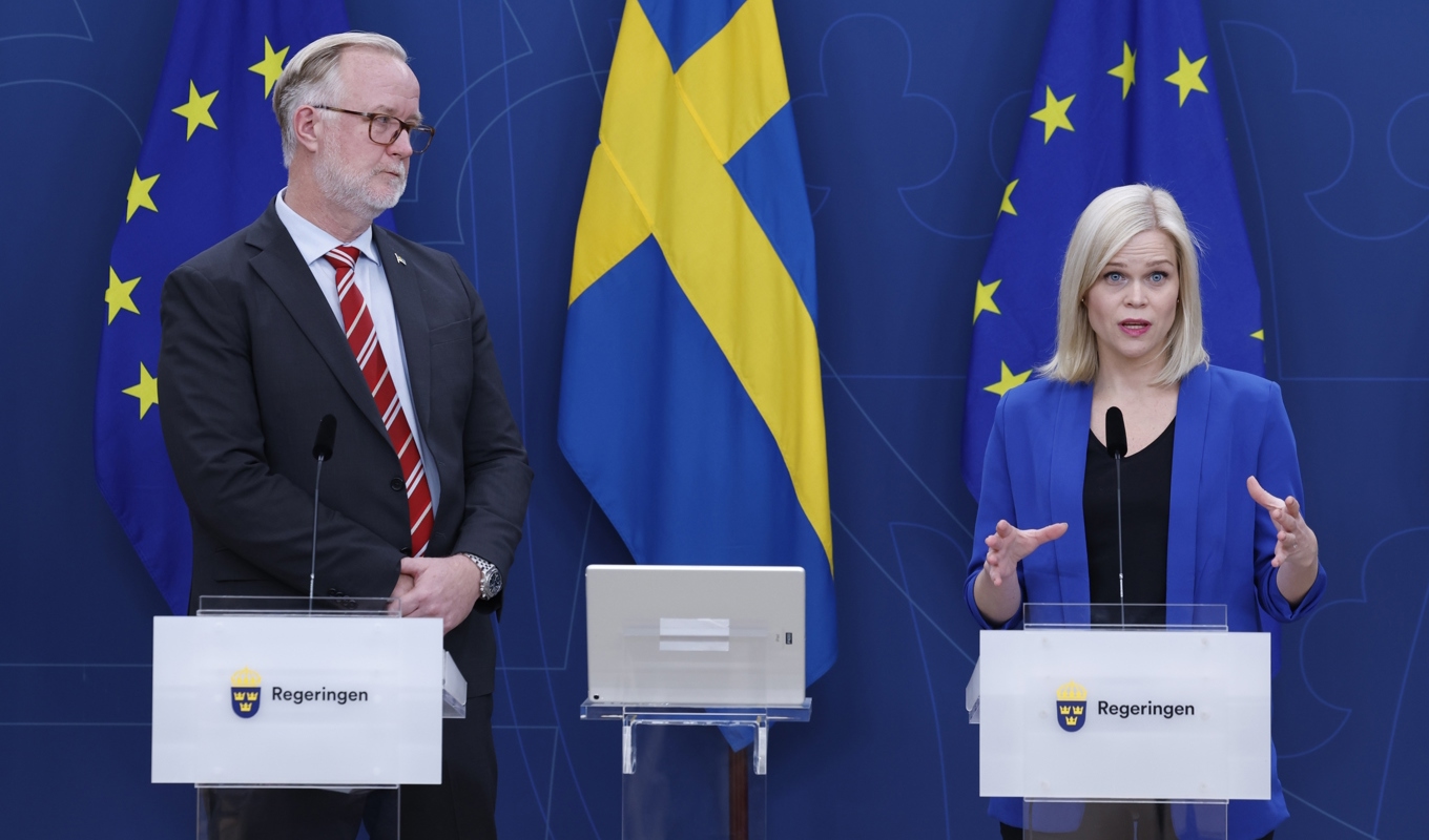 Arbetsmarknads- och integrationsminister Johan Pehrson (L) och jämställdhets- och biträdande arbetsmarknadsminister Paulina Brandberg (L) under en pressträff om dödsolyckor på svenska arbetsplatser. Foto: Christine Olsson/TT