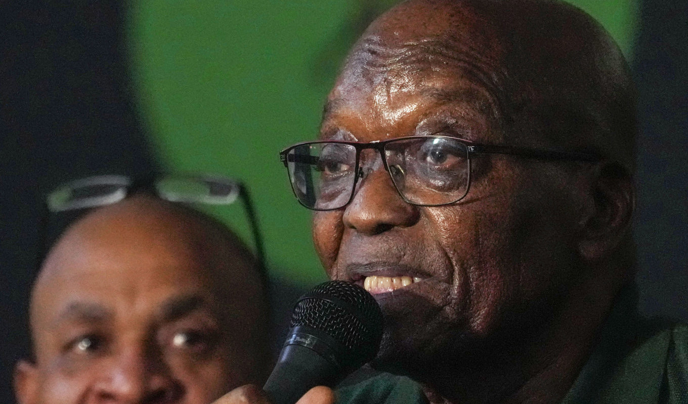 Sydafrikas förre president Jacob Zuma under lördagens presskonferens i Soweto, förstad till Johannesburg, där han uppmanar sina anhängare att inte rösta på regeringspartiet ANC. Foto: Themba Hadebe/AP/TT