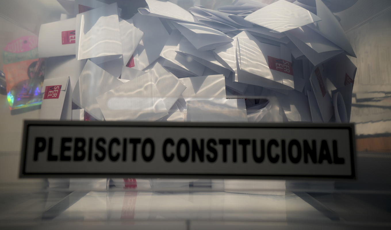 För andra gången på lika många år ser det ut att bli nej i en folkomröstning i Chile till att ersätta den konstitution, eller grundlag, som antogs under militärdiktaturen på 1970-talet. Foto: Esteban Felix/AP/TT