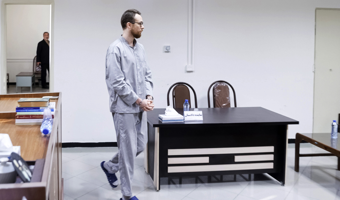 Johan Floderus vid den tidigare sessionen under rättegången i Teheran. Bild från den iranska nyhetsbyrån Mizan. Foto: Amir Abbas Ghasemi/Mizan/AFP/TT