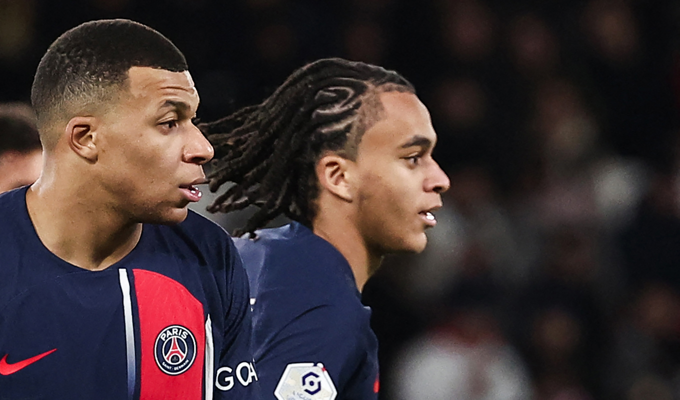 Kylian Mbappé gjorde satte två mål när PSG slog Metz hemma i Paris. På stopptid kom också lillebror Ethan Mbappé, 16 år, in på planen och gjorde debut. Foto: Franck Fife/AFP/TT