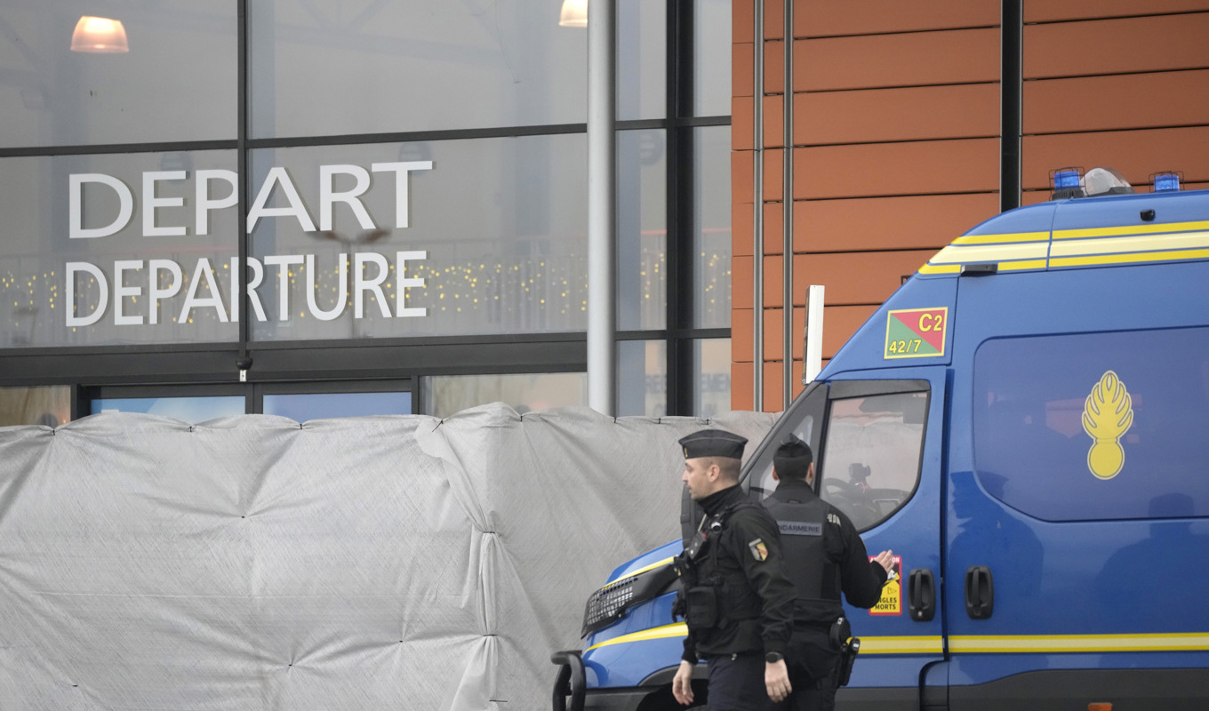 Fransk polis utanför flygplatsen Vatry där över 300 indiska resenärer hållits kvar sedan i torsdags. Foto: Christophe Ena/AP/TT