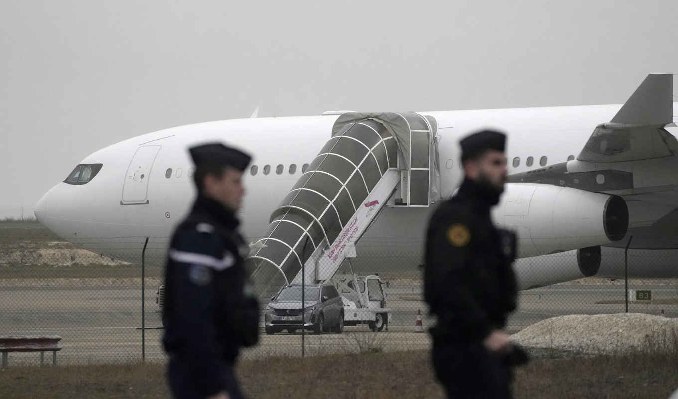 Över 300 indiska medborgare har suttit fast på den lilla flygplatsen Vatry öster om Paris sedan i torsdags. Foto: Christophe Ena/AP/TT