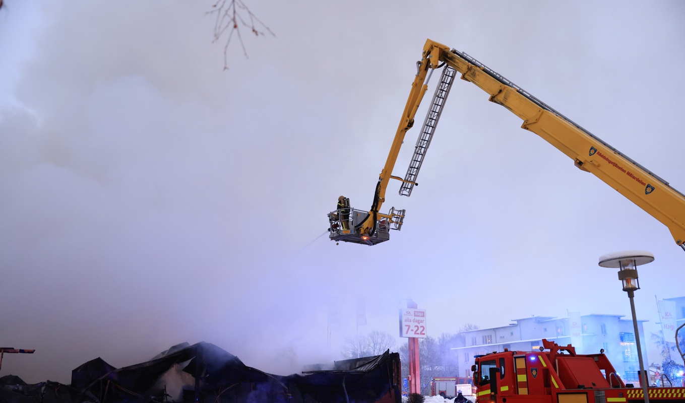 Matbutiken i Haga i Västerås totalförstördes i branden. Foto: Ali Lorestani/TT
