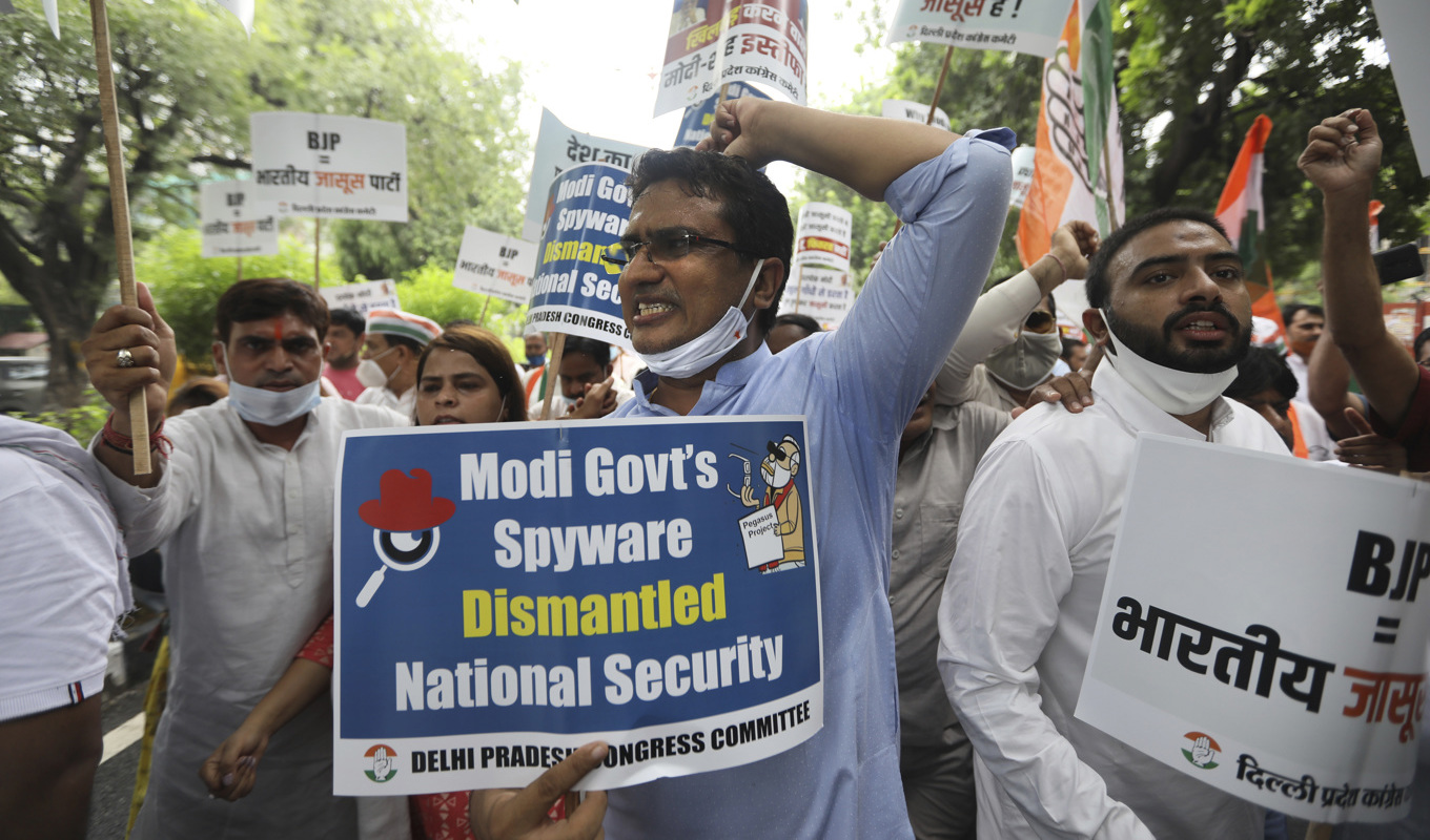 Bild från en demonstration i juli 2021 efter anklagelser om att premiärminister Narendra Modis regering olagligt övervakat journalister och politiska motståndare. Nu kommer nya anklagelser om avlyssning. Arkivbild. Foto: Manish Swarup/AP/TT