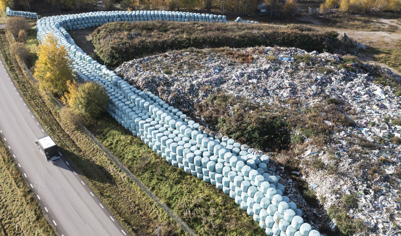 Nästan 40|000 ton osorterade sopor, delvis i ljusblå plastbalar, ligger utanför Skultuna i Västmanland. Nu åtalas personerna bakom företaget NMT Think Pink, som skulle ta hand om bland annat byggavfall. Arkivbild. Foto: Fredrik Sandberg/TT