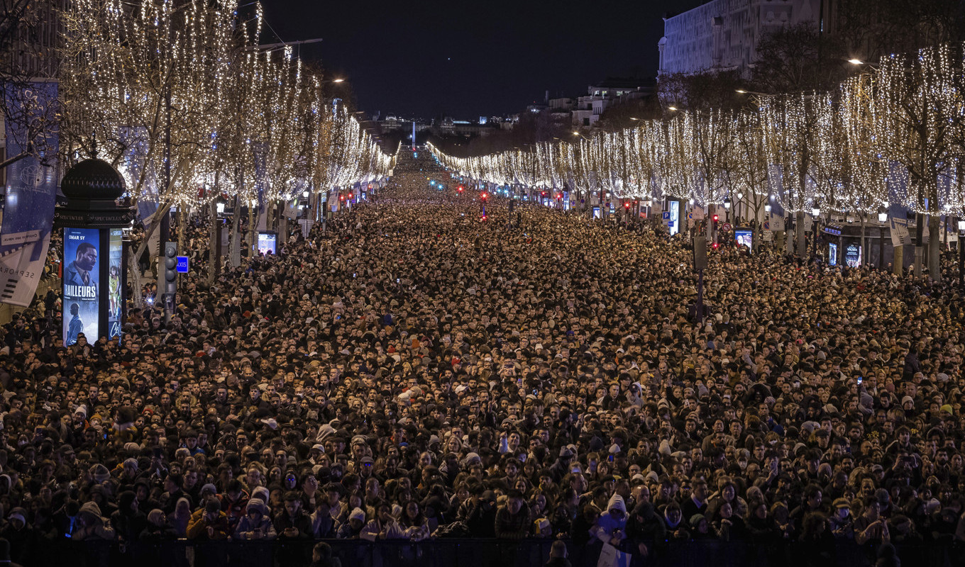 Närmare en miljon människor väntas fira in det nya året på Champs-Élysées i Paris. Arkivbild. Foto: Aurelien Morissard/AP/TT