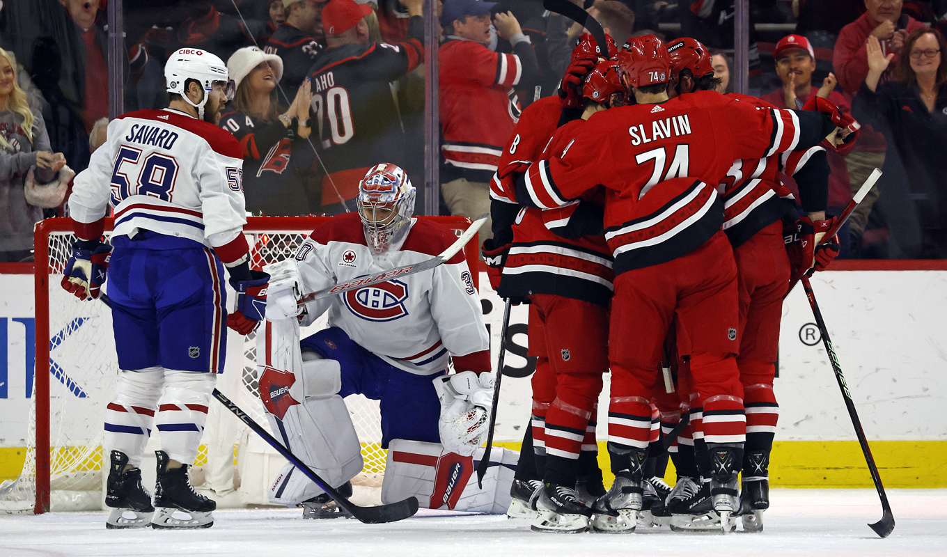 Lagkamraterna kramar om Jesper Fast efter ett av hans mål i matchen mot Montreal. Foto: Karl B DeBlaker/AP/TT
