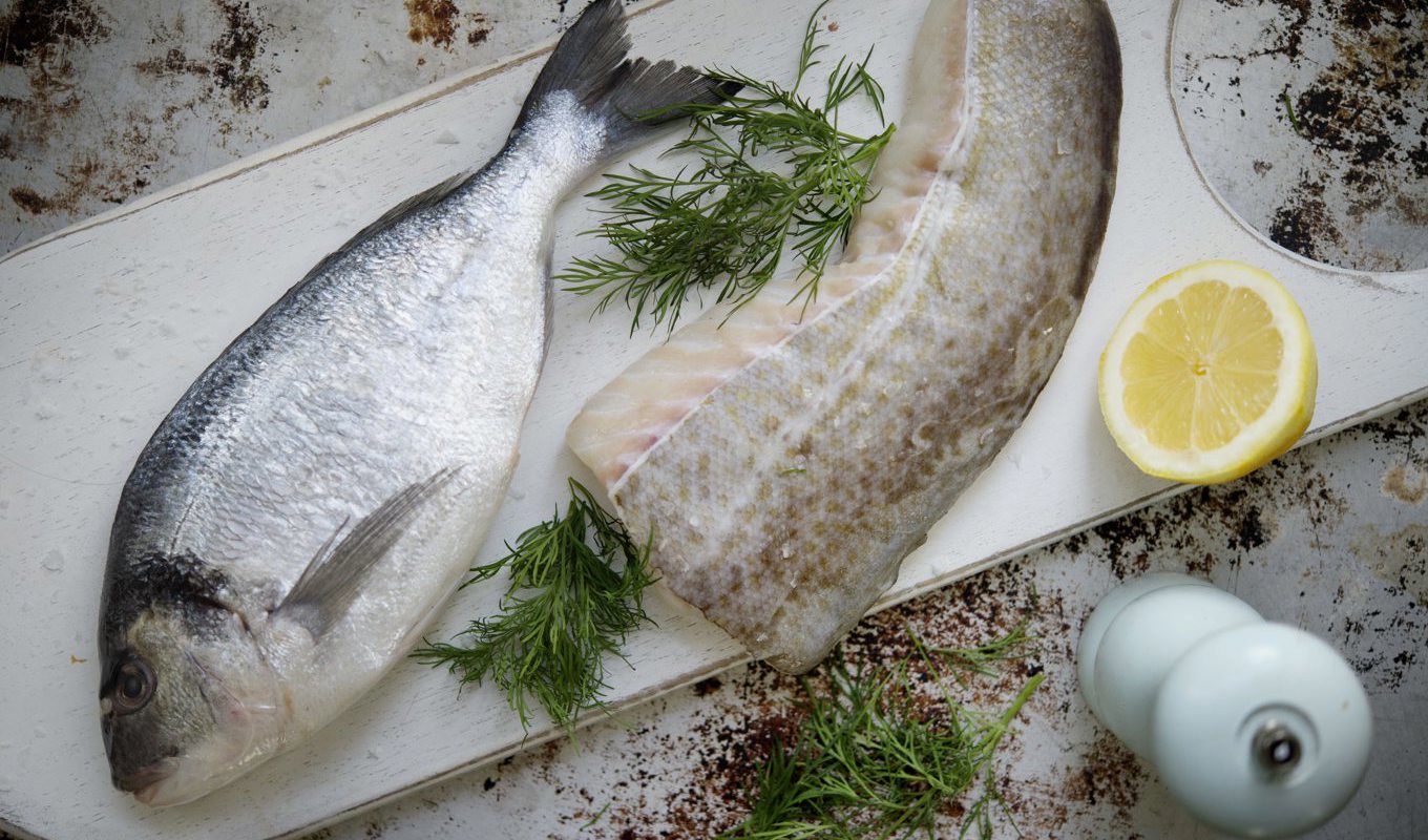 Torsk är en nyårstradition i Danmark. Men i år kan priset dämpa feststämningen. Arkivbild Foto: Jessica Gow/TT