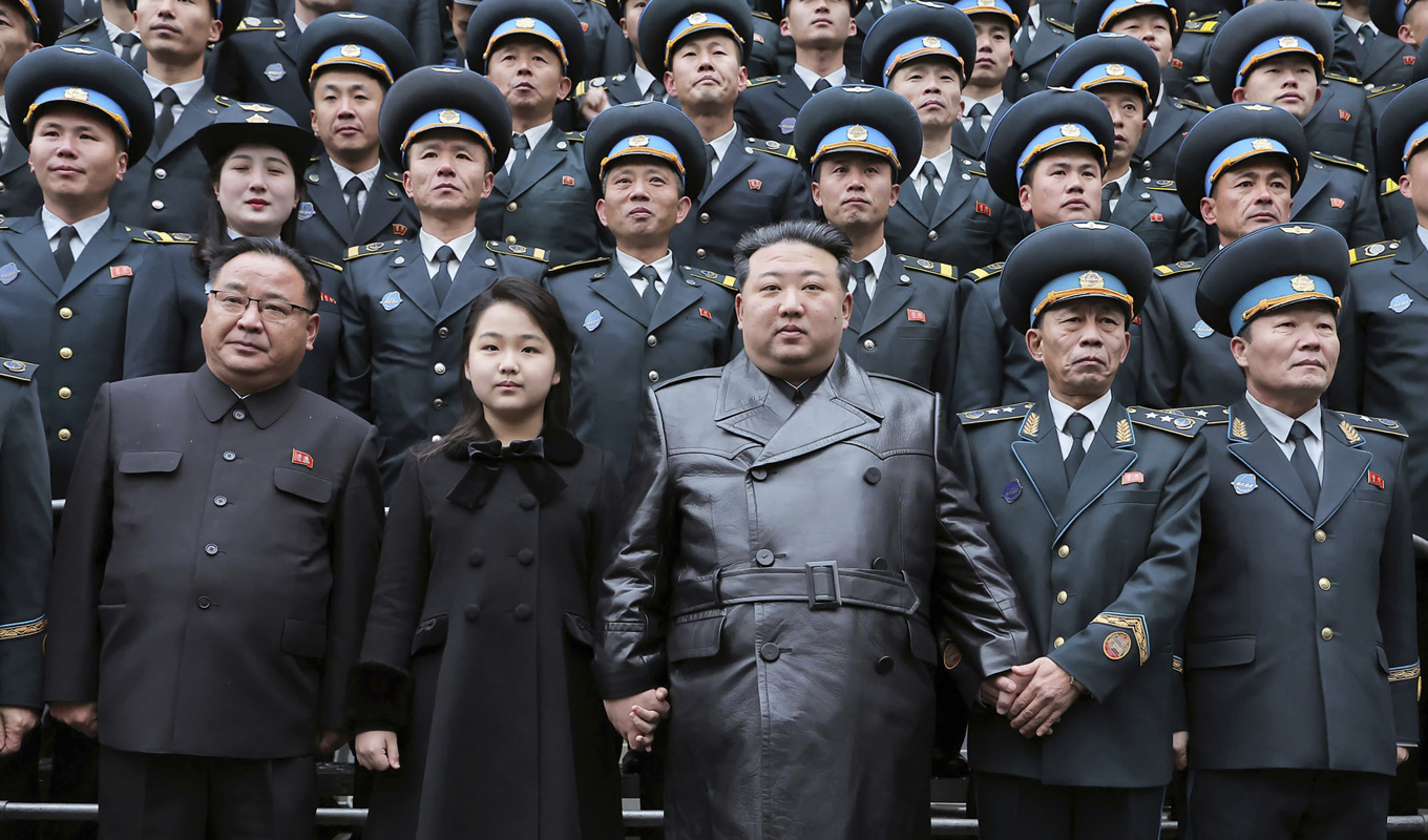 Bilden visar enligt Nordkoreas statliga nyhetsbyrå landets ledare Kim Jong Un och hans dotter i samband med uppskjutningen av landets första spionsatellit, i slutet av november. Tre till ska upp nästa år, enligt regimen. Arkivbild. Foto: Nordkoreas regering via AP/TT
