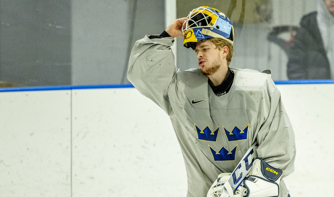 Målvakten Hugo Hävelid har börjat fylla på depåerna för att besegra både värmen och Schweiz i JVM. Foto: Adam Ihse/TT