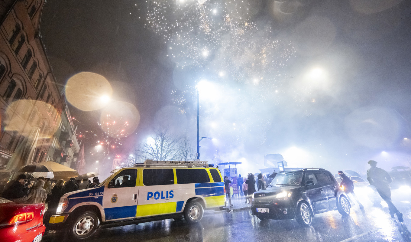 Polisen på plats vid ett blött nyår på Möllevångstorget i Malmö. Foto: Johan Nilsson/TT