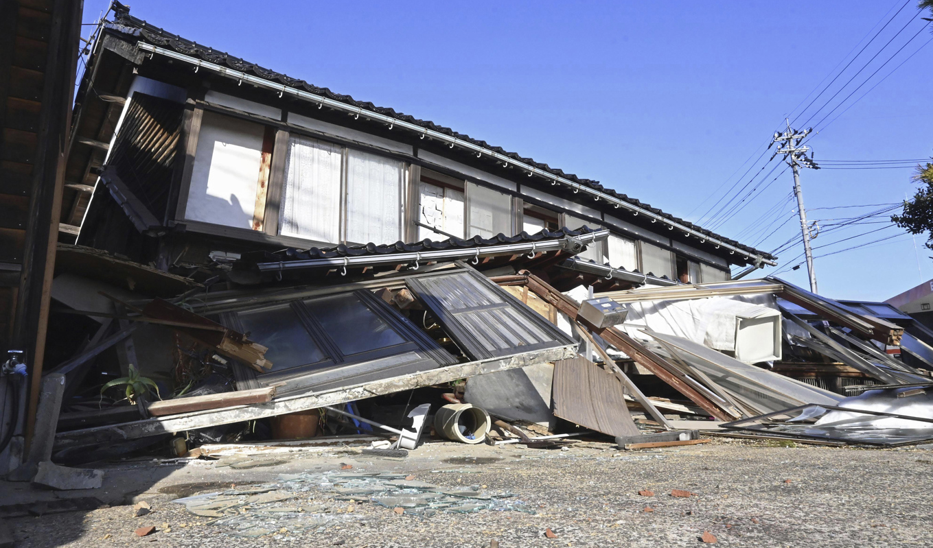 Ett hus i staden Nanao som skadats i jordbävningen. Foto: Kyodo News via AP/TT
