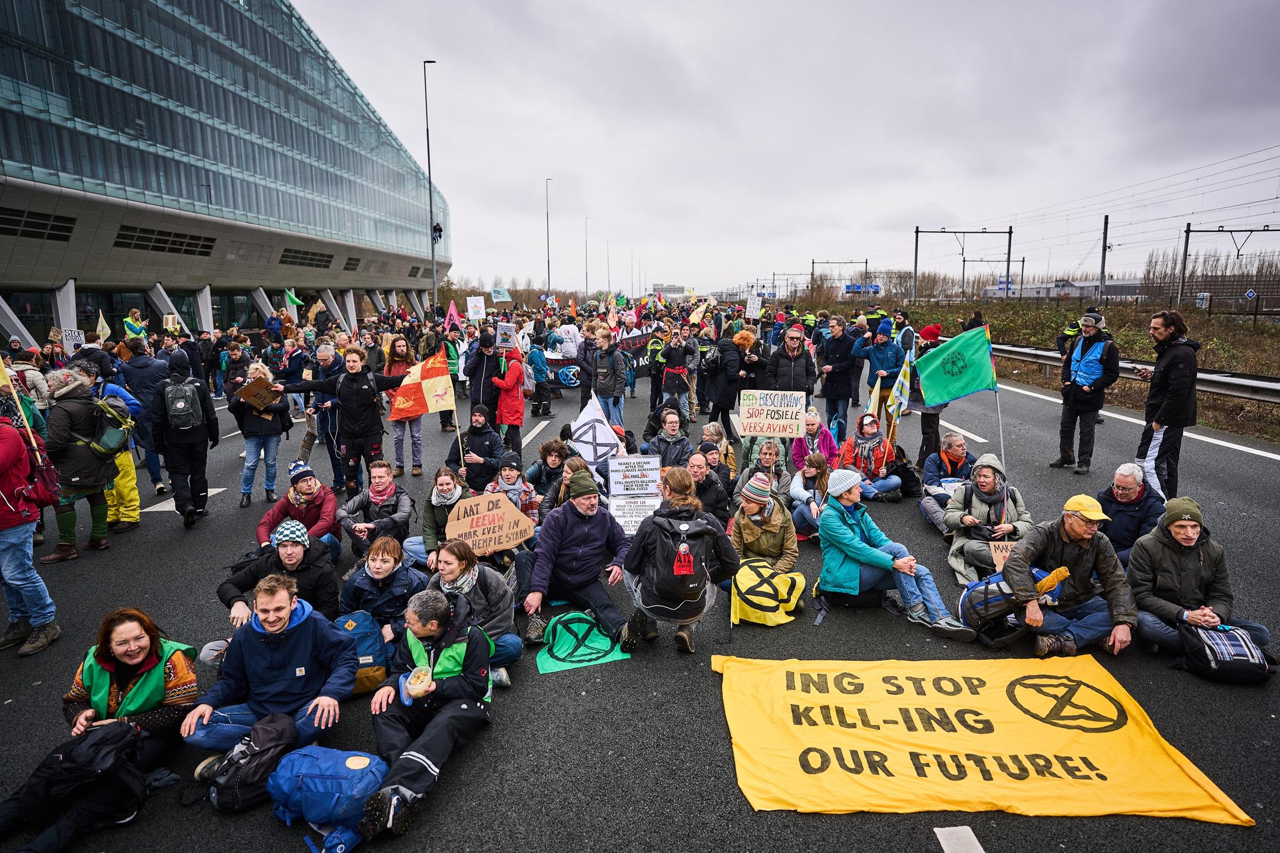 Klimataktivister från nätverket Extinction Rebellion protesterar på en motorväg utanför det nederländska bank- och finansföretaget ING:s tidigare huvudkontor i Amsterdam. Foto: Phil Nijhuis/ANP/AFP via Getty Images