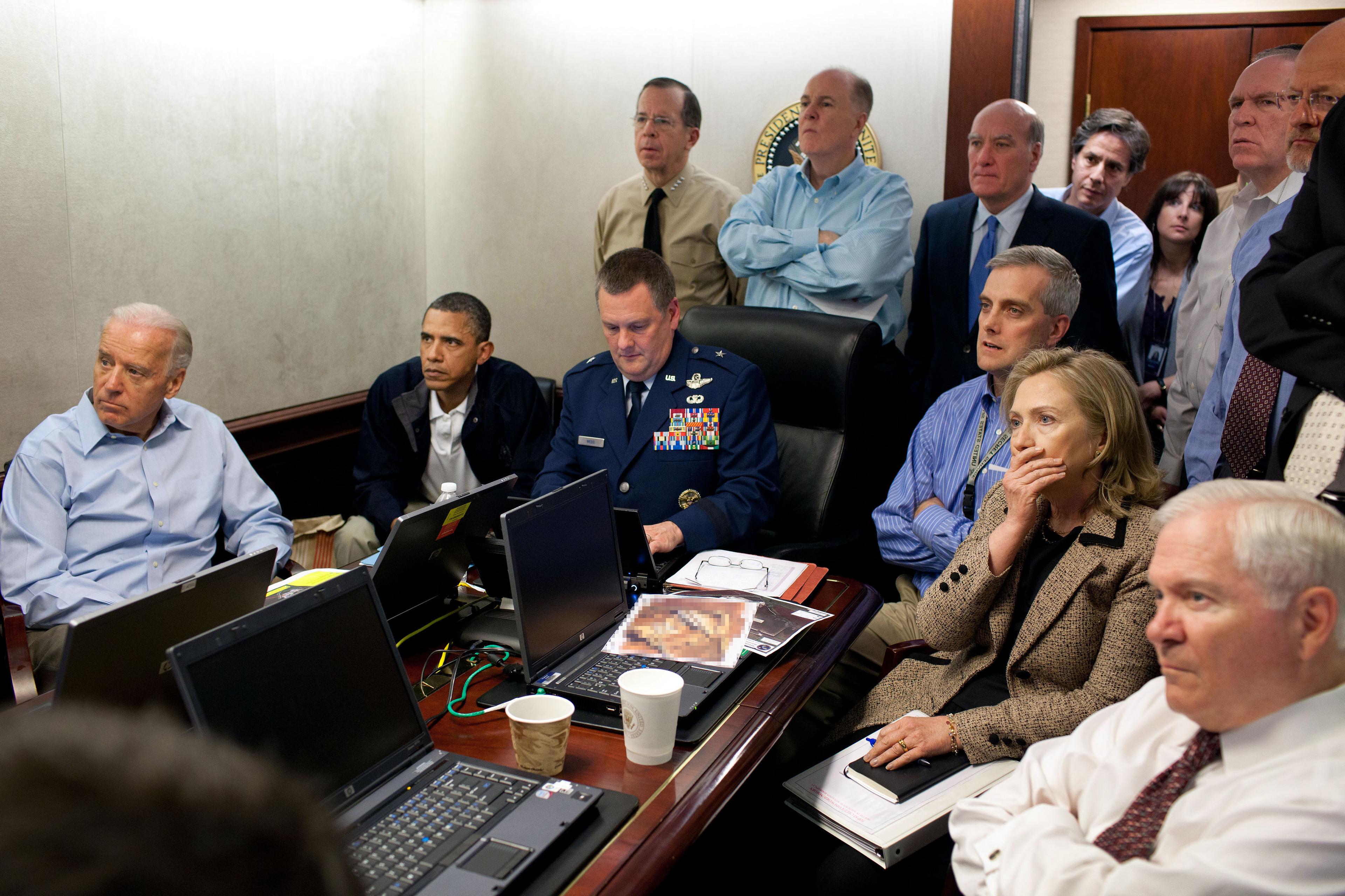 Obama, Biden och Hillary får en update om likviderandet av Usama Bin Ladin. Fotojournalism, sensationalism eller propaganda? Foto: Pete Souza