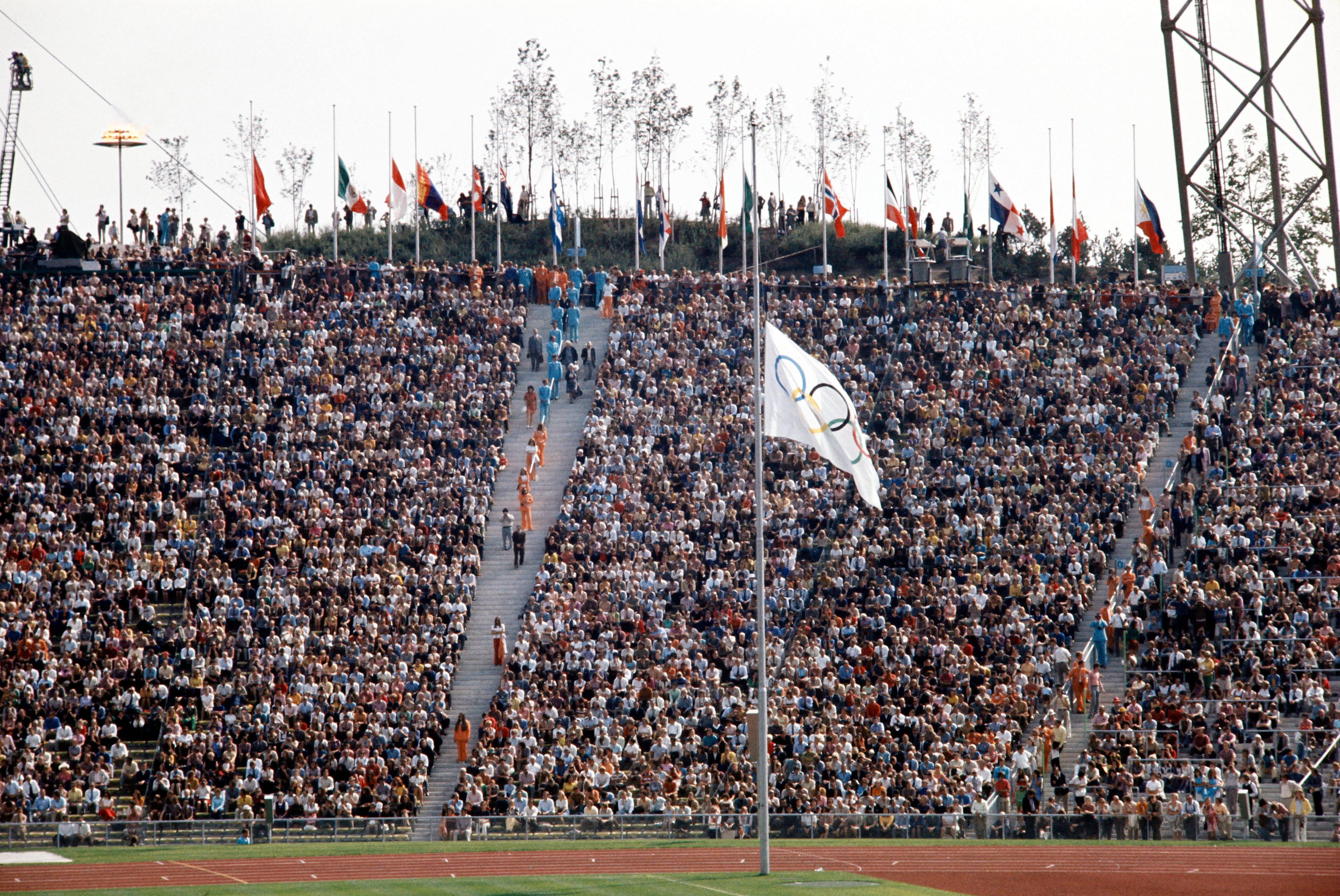 Dagen efter terrordådet rådde djup förstämning i OS-byn. Samtliga flaggor var halade på halv stång och de mördade israeliska idrottsmännen och ledarna hedrades med en tyst minut. Sedan fortsatte spelen. Foto: AFP via Getty Images