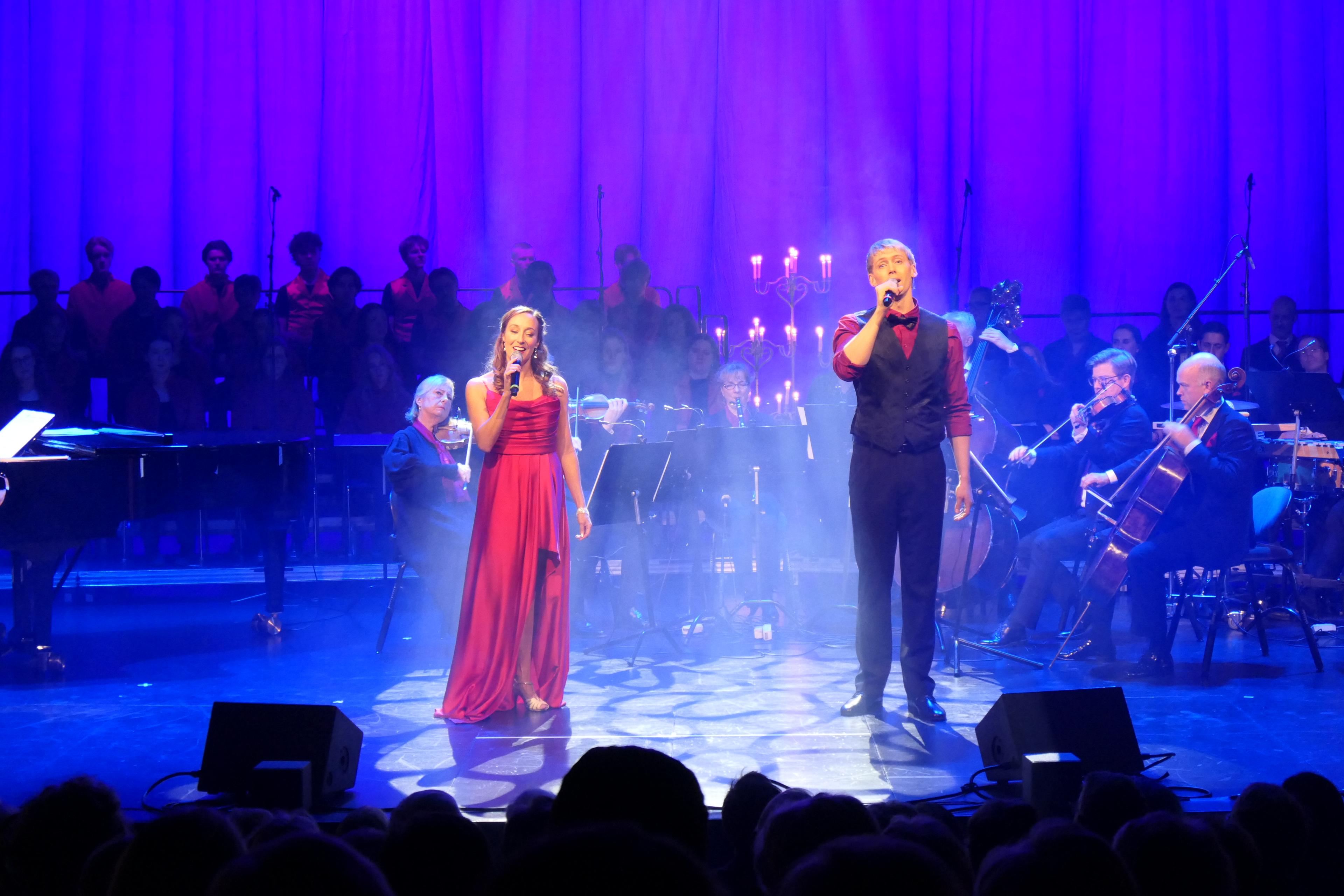 Göteborgsoperans musikalartister Jesper Blomgren och Micaela Sjöstedt sjöng duett i bland annat Have Yourself a Merry Little Christmas. FOTO: JENNY LJUNGKVIST