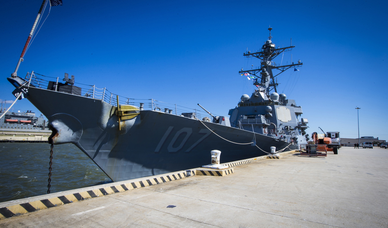 Den amerikanska flottans jagare USS Gravely var en av de enheter som ryckte ut till containerfartyget Mærsk Hangzhous hjälp. Arkivbild. Foto: John C. Clark/AP/TT