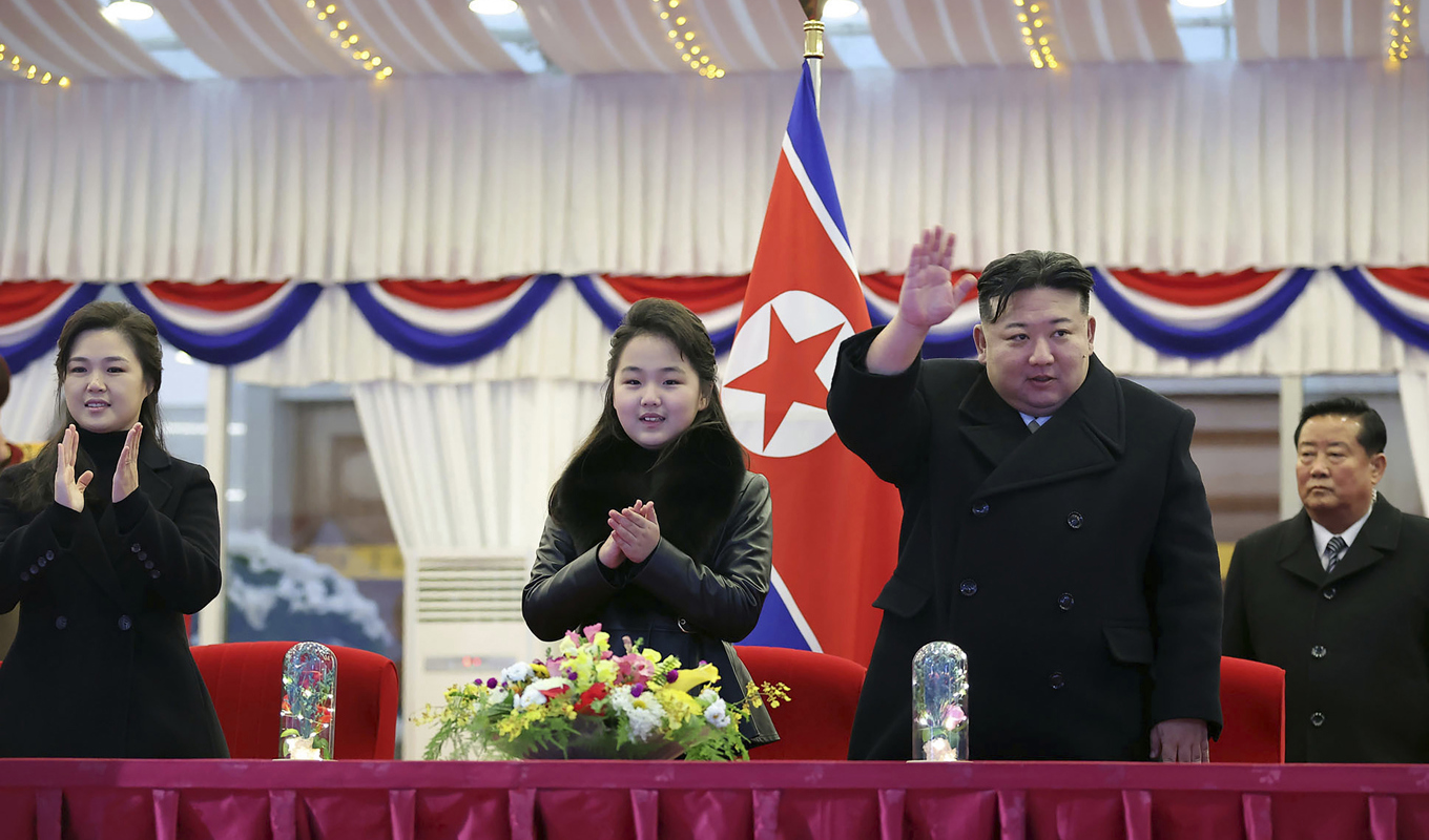 Kim Jong Un firar nyår tillsammans med dottern och frun Ri Sol Ju i Pyongyang. Bilden har distribuerats av Nordkoreas regering. Foto: Korean Central News Agency/Korea News Service/AP/TT