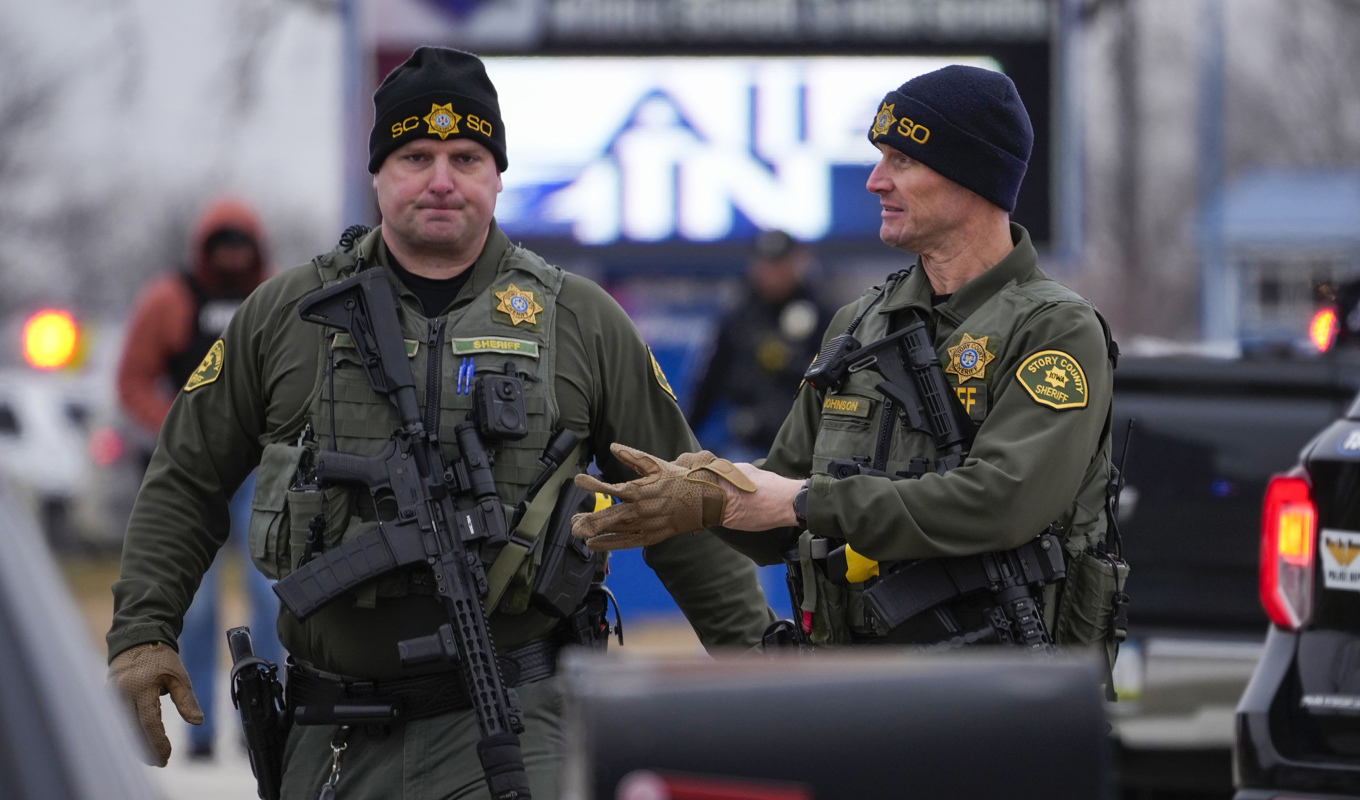 Polis utanför skolan i Perry i Iowa. Foto: Andrew Harnik/AP/TT