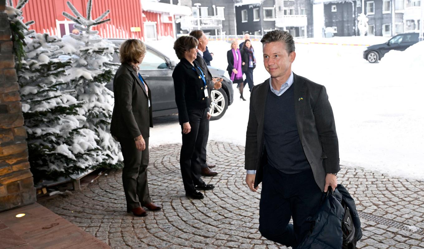 Försvarsminister Pål Jonson (M) anländer till Folk och försvars rikskonferens som inleds i Sälen på söndagen. Foto: Pontus Lundahl/TT