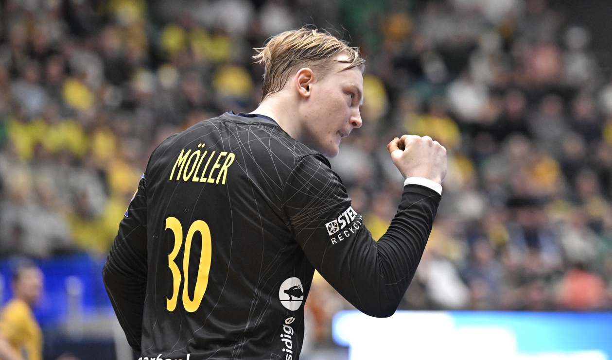 Målvaktsdebutanten Simon Möller knyter näven efter en av flera räddningar i EM-genrepet mot Japan. Foto: Johan Nilsson/TT