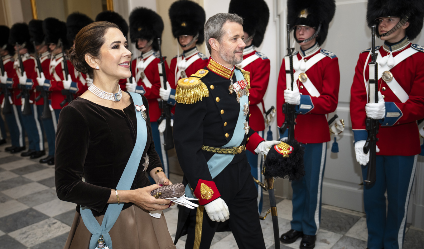 Kronprins Frederik och kronprinsessan Mary anländer till en nyårsfest för den danska militären i torsdags. Foto: Mads Claus Rasmussen/AP/TT