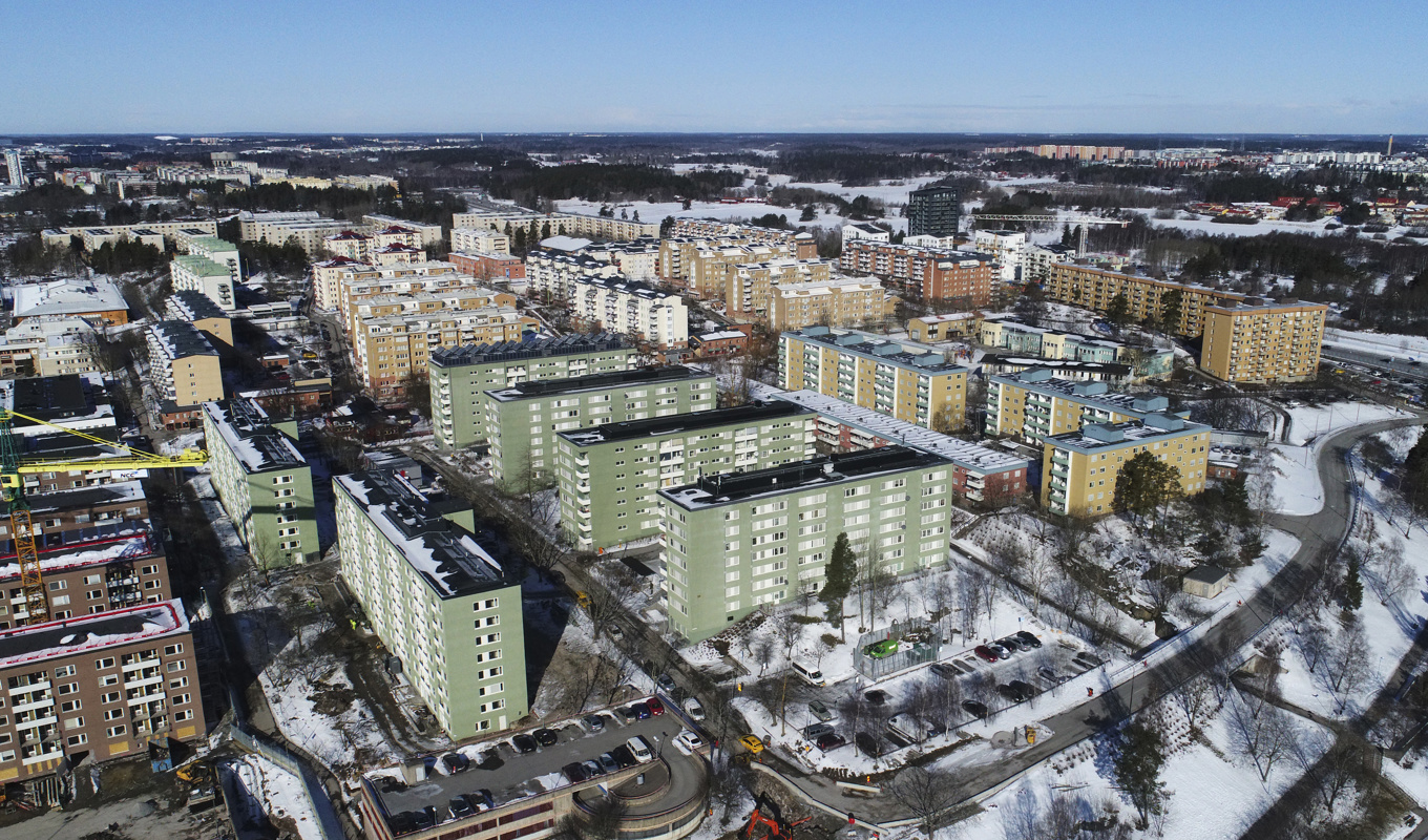 Rinkeby, förort till Stockholm, som ingår i ett av Sveriges särskilt utsatta områden. Sysselsättningsgraden har på senare år ökat i särskilt utsatta områden, men nu finns risk för att den utvecklingen bryts. Arkivbild. Foto: Fredrik Sandberg/TT