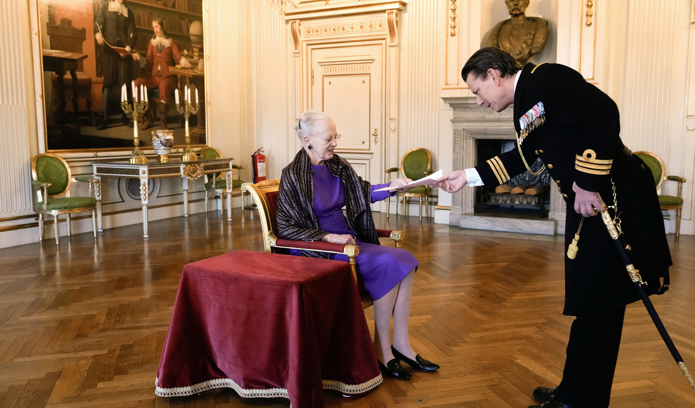 Det kanske blir lite sådant här jobb för Margrethe i fortsättningen också. Bild från slottet Christiansborg i måndags. Foto: Keld Navntoft/Scanpix/TT