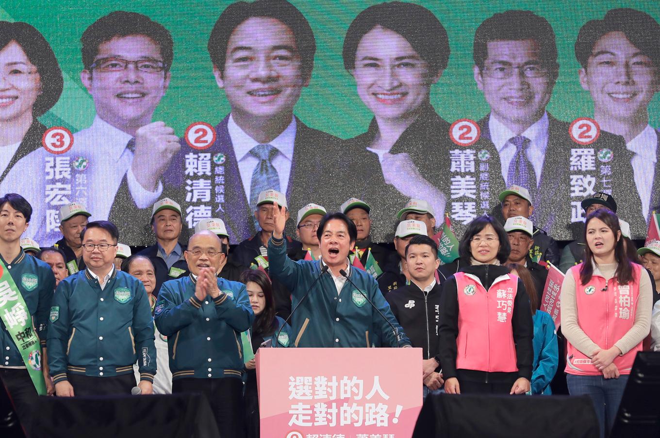 Taiwans vicepresident och presidentkandidat för partiet DPP, Lai Ching-Te, under ett valmöte i lördags. I de senaste opinionsmätningarna hade han en ledning över sina konkurrenter. Foto: Chiang Ying-Ying/AP/TT
