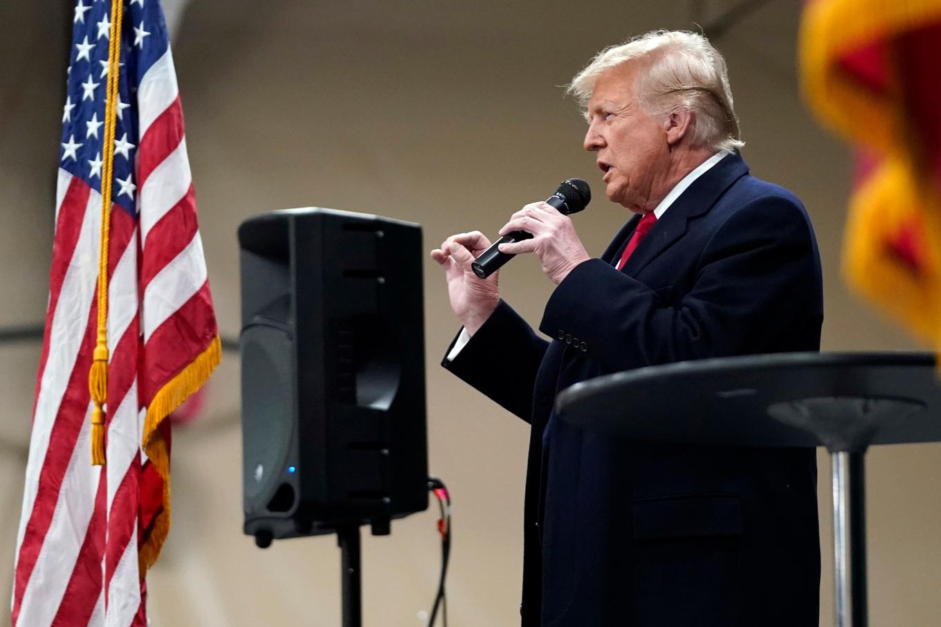 USA tidigare president Donald Trump talar vid ett nomineringsmöte i staden Clive i Iowa. Foto: Andrew Harnik/AP/TT