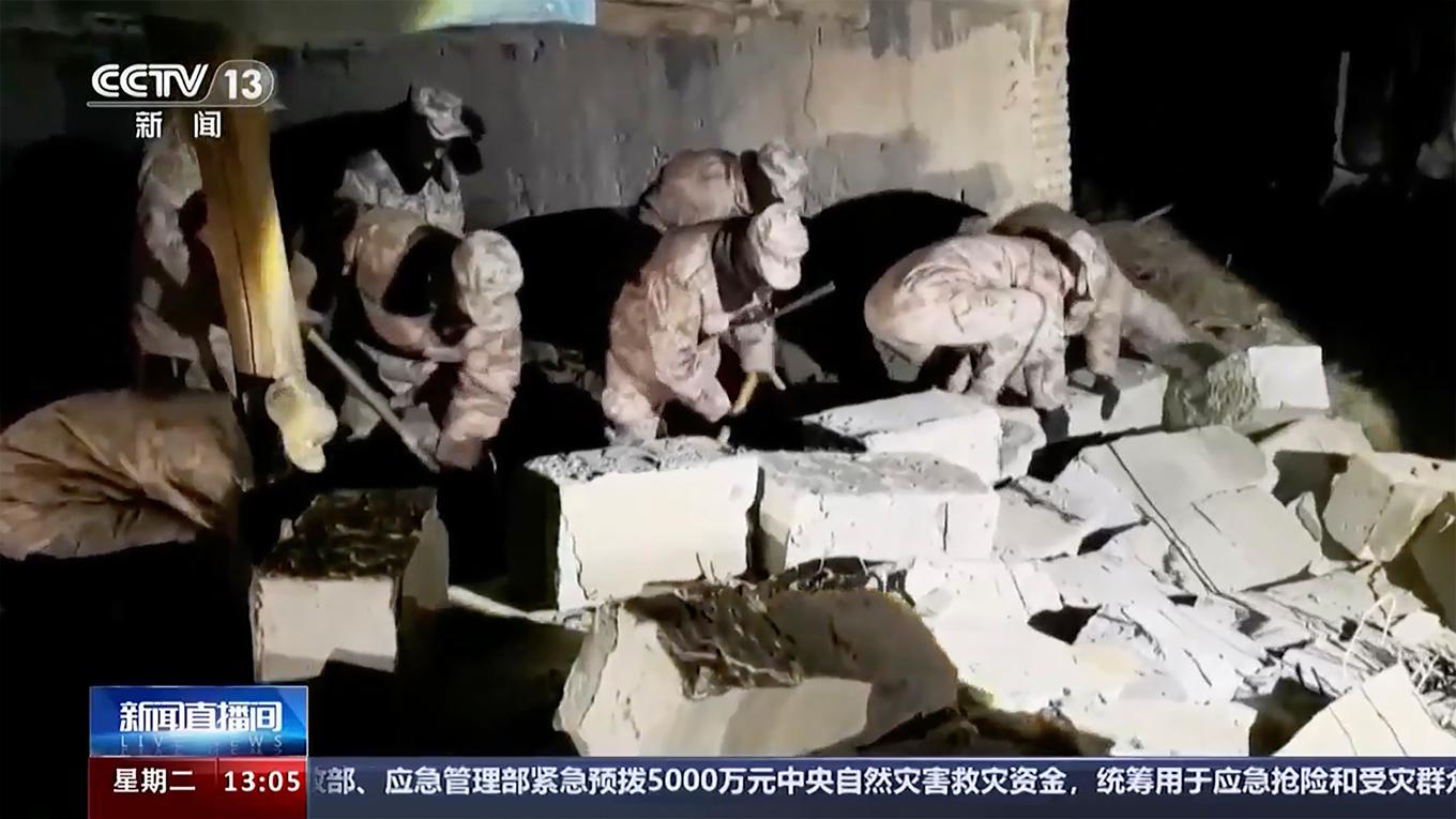 Soldater röjer undan stenar och rasmassor i prefekturen Aksu i Xinjiang i Kina, som drabbats av ett jordskalv. Bilden är hämtad från en filmad sekvens som visas i den statliga tv-kanalen CCTV. Foto: CCTV/AP/TT