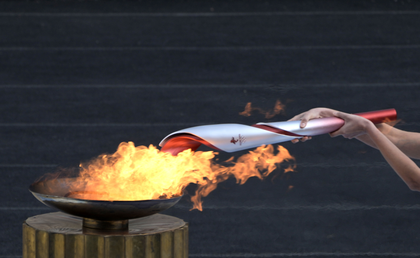 Tio personer har stoppats från fackelstafetten inför OS i Paris. Arkivbild. Foto: Petros Giannakouris/AP/TT