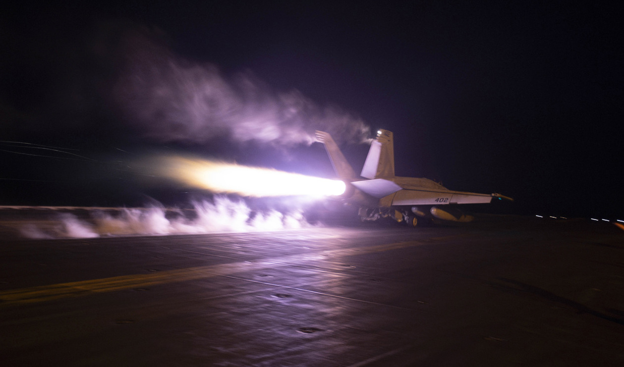 Ett amerikanskt flyg lyfter från ett hangarfartyg på Röda havet i samband med att USA och Storbritannien utförde gemensamma räder mot mål tillhörande Huthirörelsen tidigare i veckan. Arkivbild. Foto: AP/TT