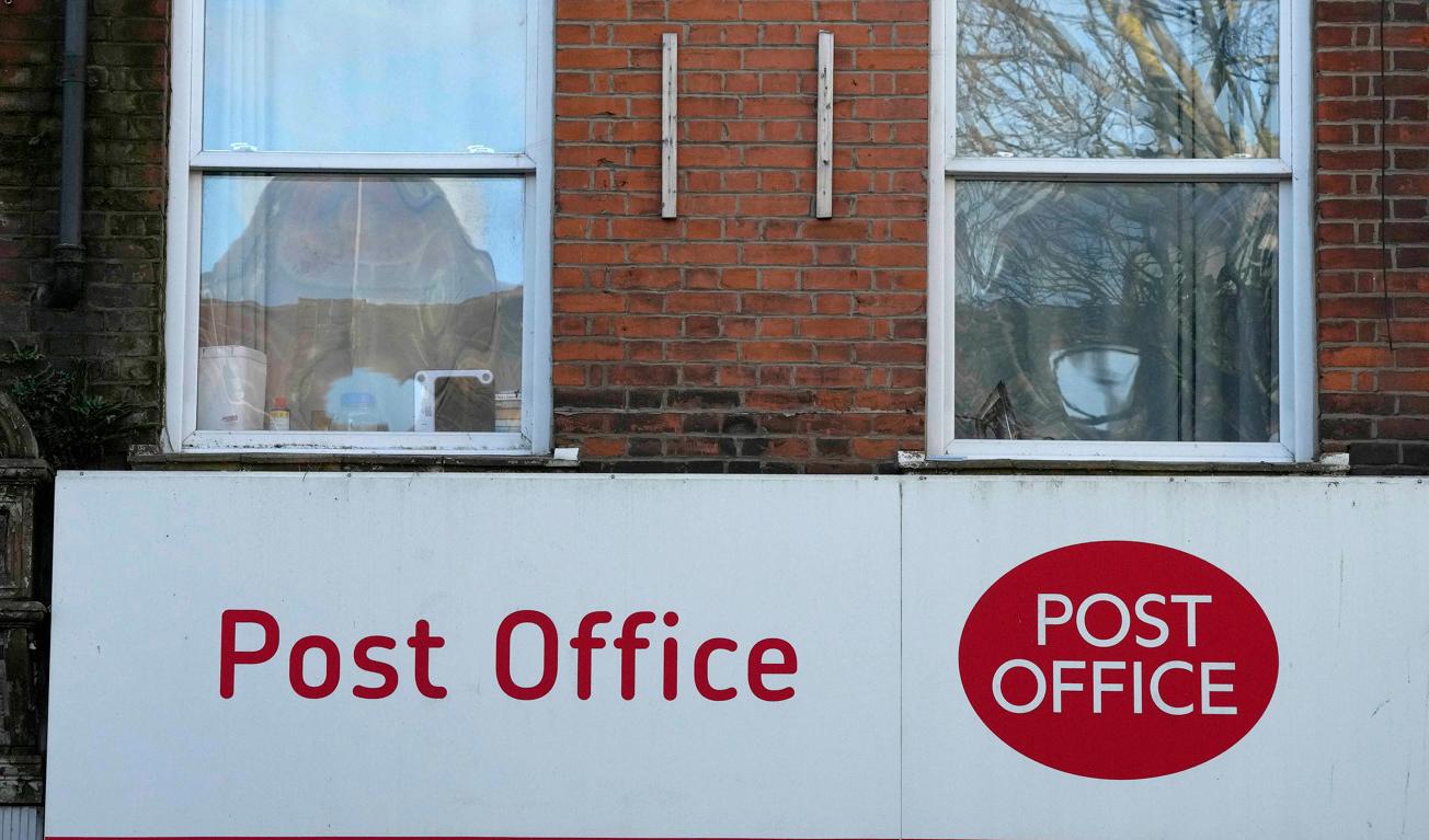 Efter skandalen där postanställda anklagades för stöld får nu den brittiska postchefen Henry Staunton. Arkivbild. Foto: Frank Augstein/AP/TT