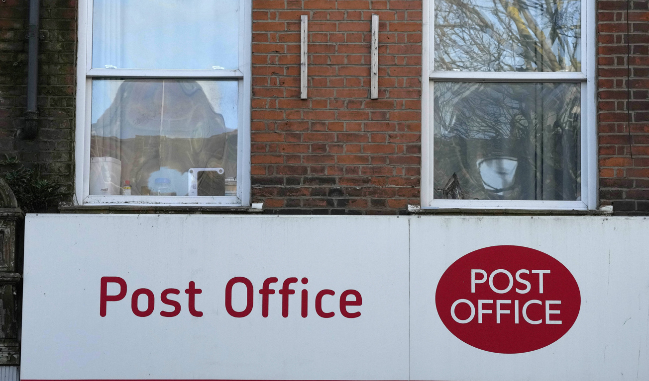 Efter skandalen där postanställda anklagades för stöld får nu den brittiska postchefen Henry Staunton. Arkivbild. Foto: Frank Augstein/AP/TT