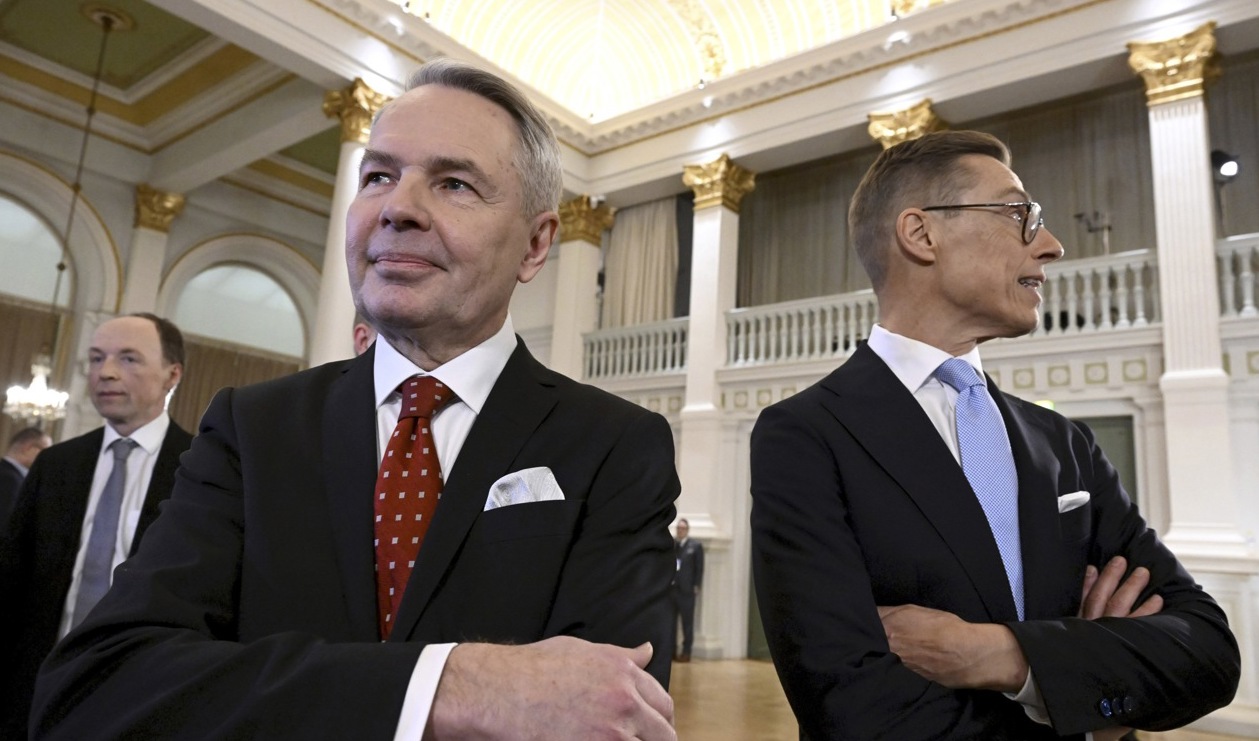 Pekka Haavisto (politiskt obunden, i mitten av bilden) och Alexander Stubb (Samlingspartiet, till höger på bilden) måste nu balansera sina kampanjer för att locka mittenväljarna och inte skrämma bort sin primära väljarskara. Arkivbild. Foto: Markku Ulander/Lehtikuva/AP/TT