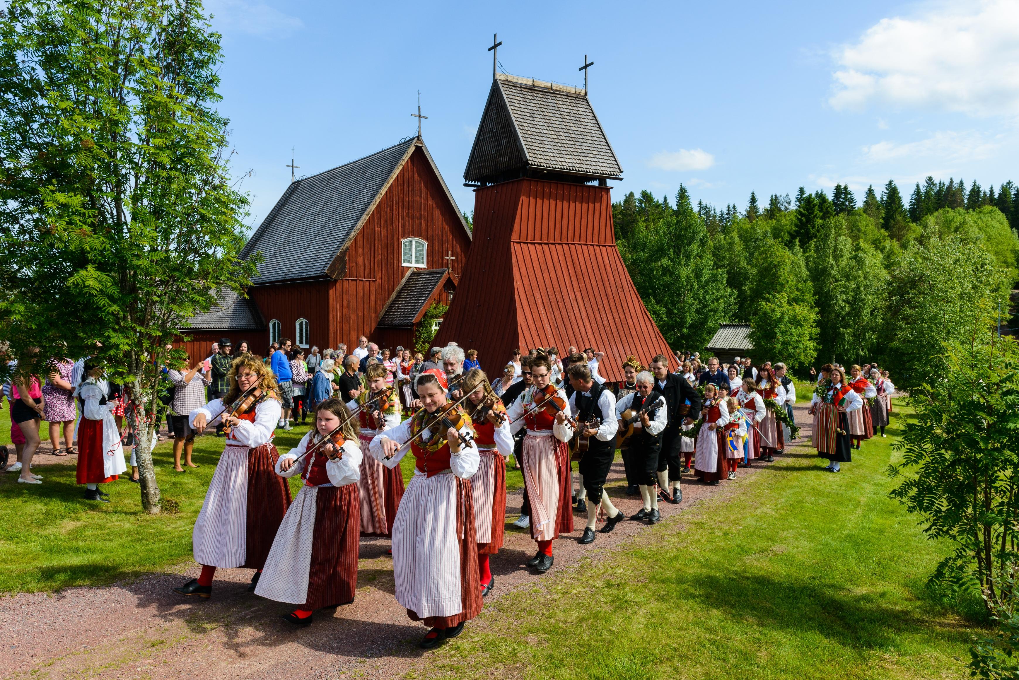 Midsommarfirandet är starkt förknippat med den svenska folkmusiken. Här firar man i Evertsberg 2013. Foto: Shutterstock