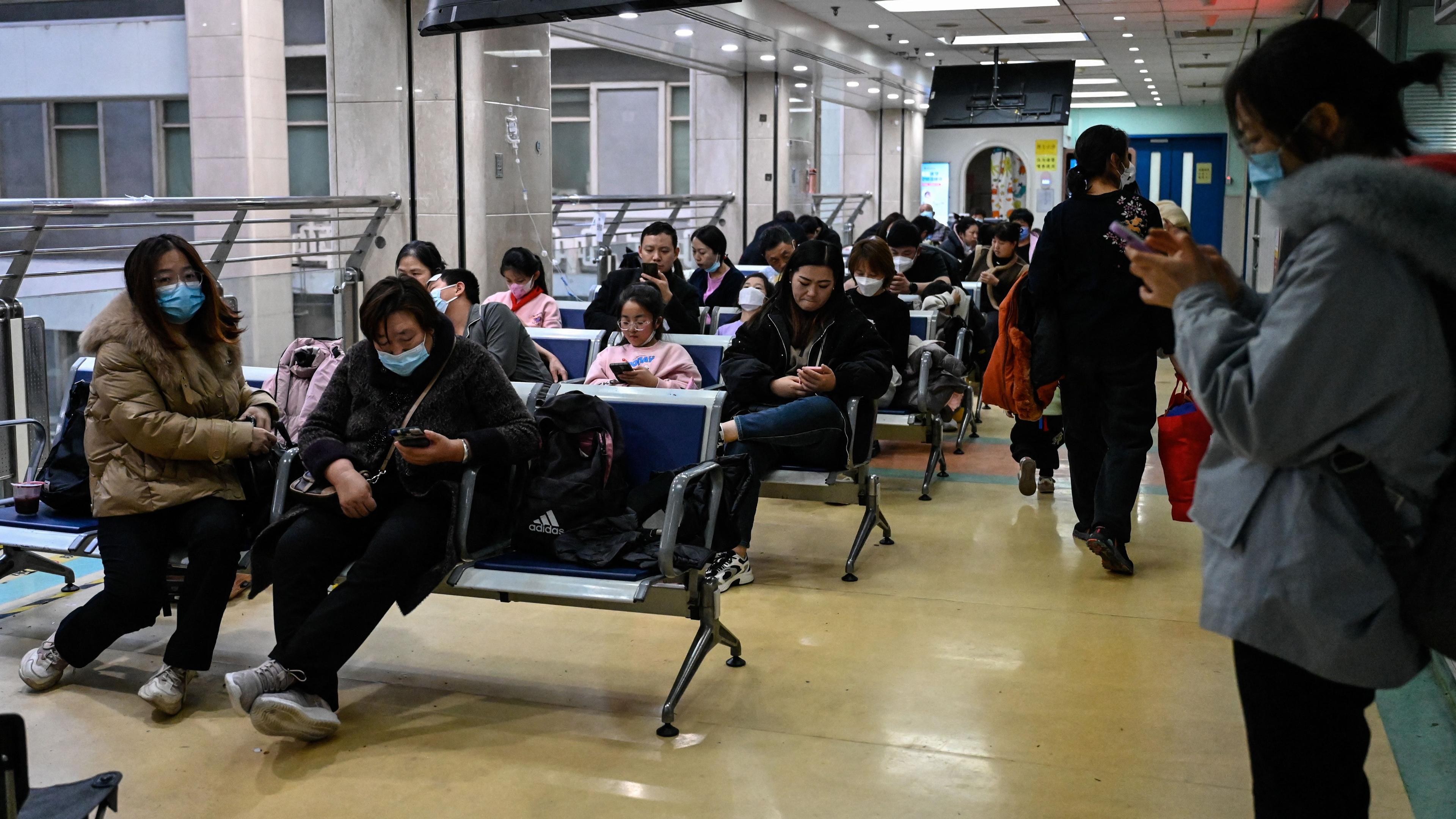Det är fortfarande många som behöver söka vård för lungsjukdomar i flera stora städer i Kina, och väntetiderna är långa. Foto: Jade Gao/AFP via Getty Images