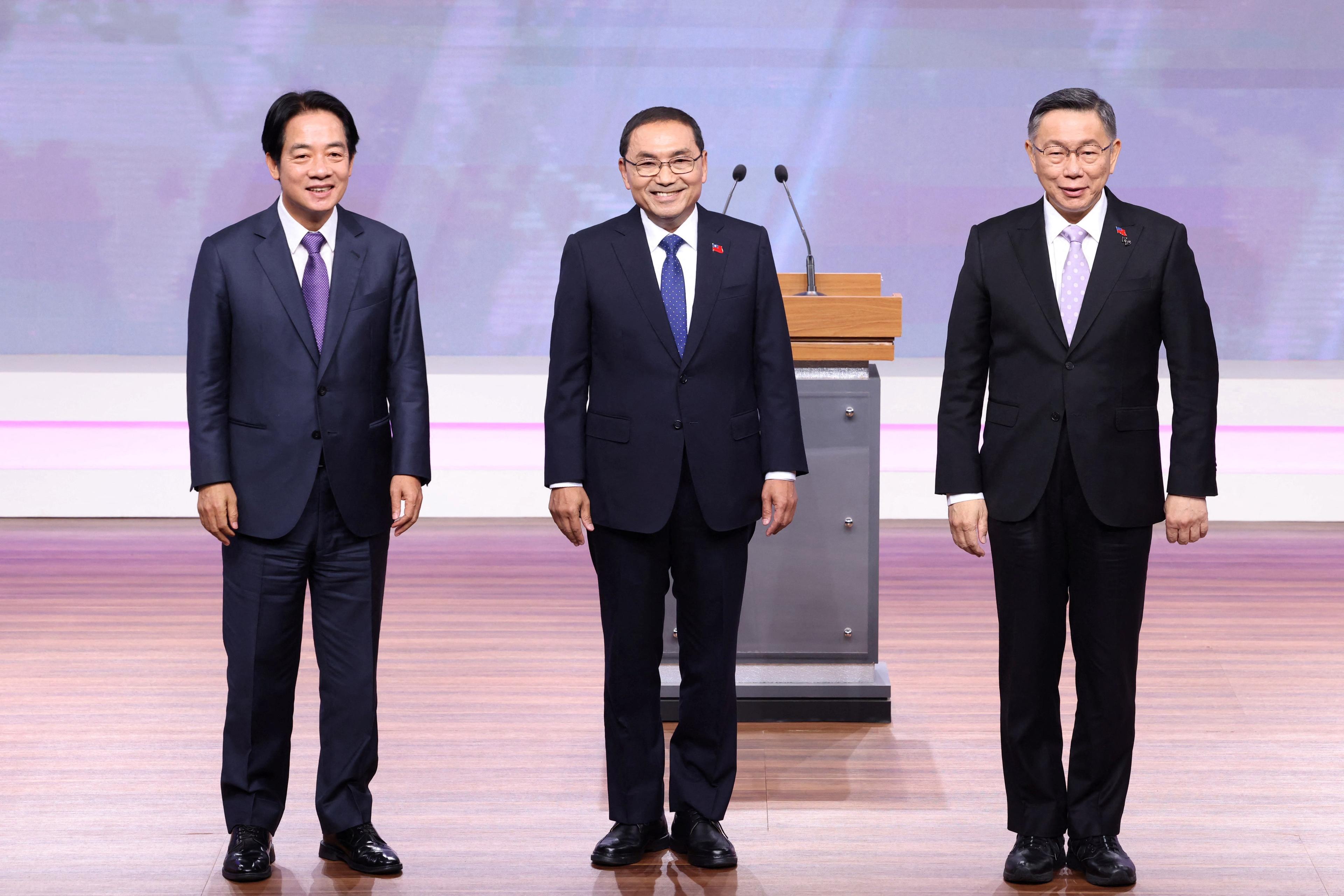 (V–H) Lai Ching-te, presidentkandidat från det regerande Demokratiska progressiva partiet (DPP), Hou Yu-ih, presidentkandidat från huvudoppositionen Kuomintang (KMT), och Ko Wen-je, presidentkandidat från oppositionen Taiwans folkparti (TPP), poserar för en bild under en debatt i Taipei den 30 december 2023. Foto: Pei Chen/Pool/AFP Via Getty Images