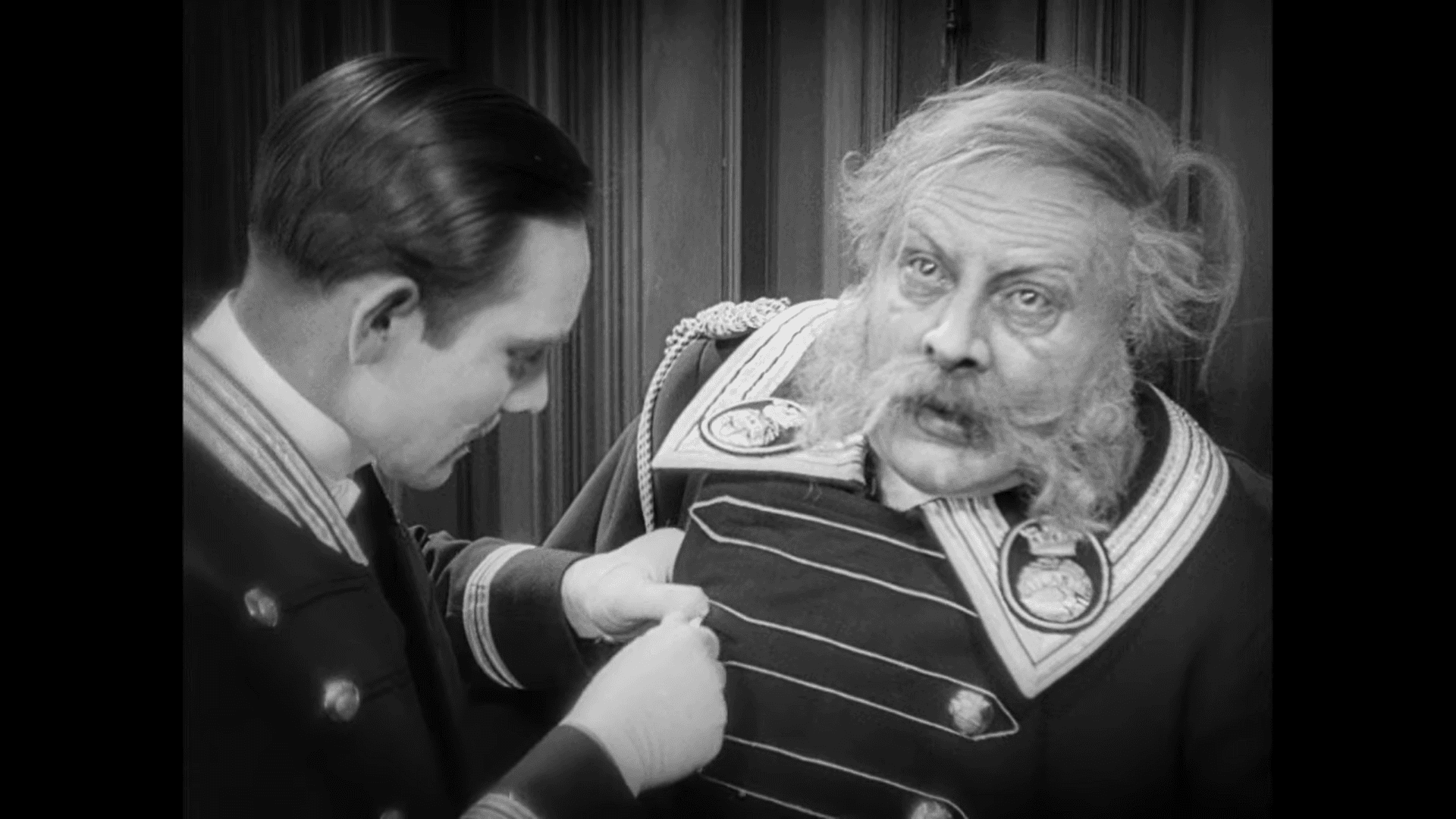 Dörrvakten förlorar sin tjänsteuniform och därmed en väsentlig del av sig själv. Vem är han utan uniformen? Foto: F.W. Murnau och Karl Freund