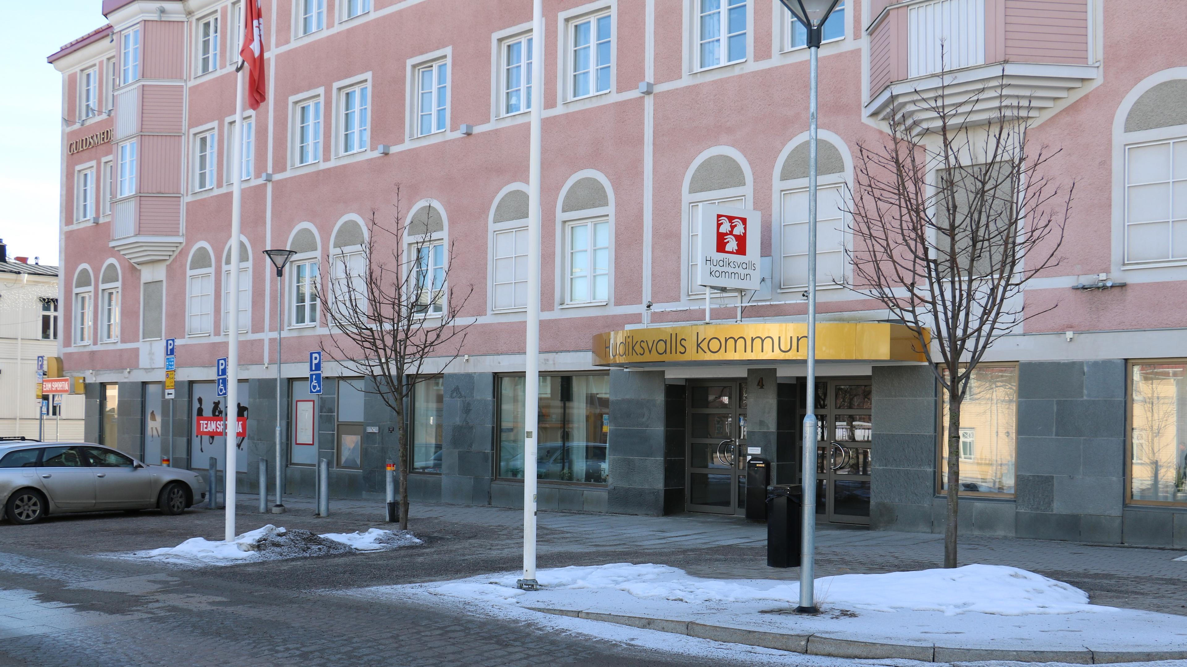 Hudiksvalls kommun har två pågående undersökningar hos polisen efter felaktig hantering vid upphandlingar. Nu säkerställer kommunen rutinerna. Foto: Hudiksvalls kommun