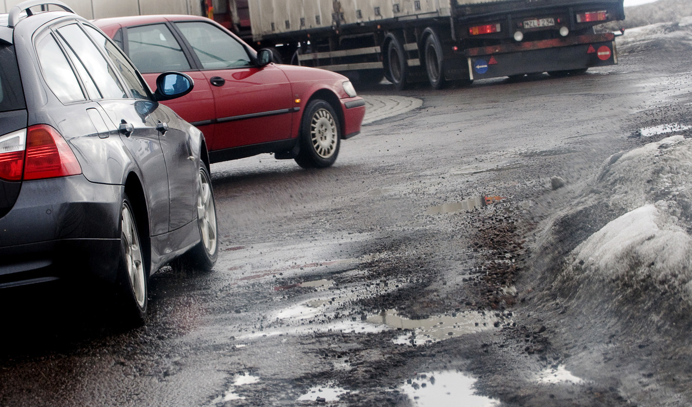 Temperaturväxlingar mellan plus och minus får det smälta vattnet som trängt ner i asfalten att frysa och tina om vartannat. När isen expanderar spränger den sönder håligheterna som blir större och större. Arkivbild. Foto: Johan Nilsson/TT