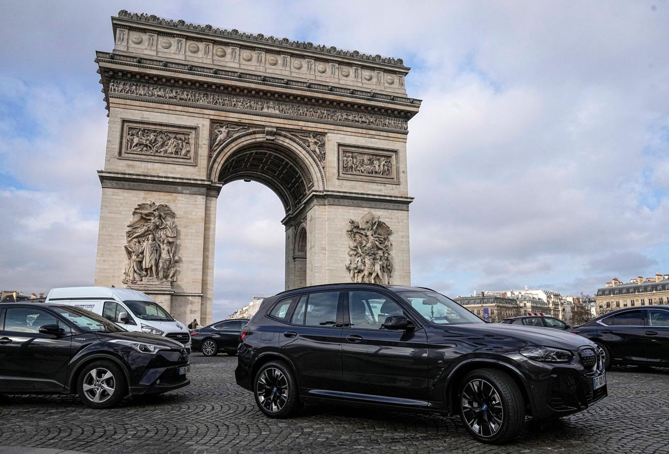 Suvar och andra större bilar får räkna med högre avgifter runt Triumfbågen i Paris. Arkivbild. Foto: Michel Euler/AP/TT