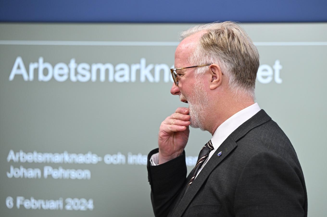 Arbetsmarknads- och integrationsminister Johan Pehrson (L) på en pressträff om arbetsmarknadsläget i Sverige. Foto: Anders Wiklund/TT